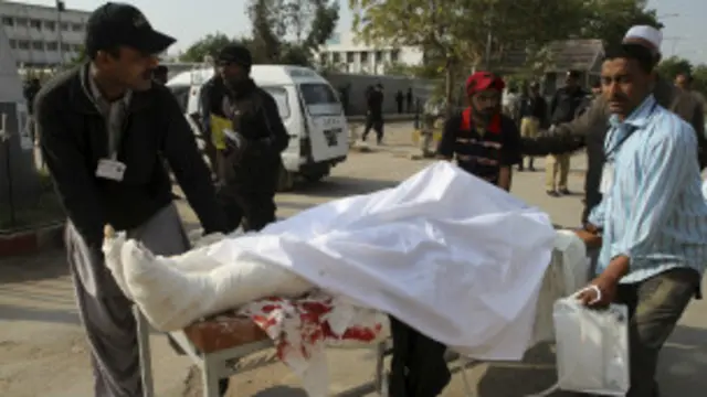 أحد المصابين في انفجار حافلة الشرطة تنقله الإسعاف إلى المستشفى.