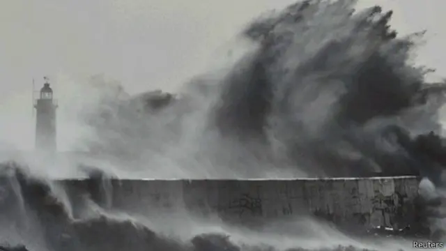 Las fuertes inundaciones en Reino Unido también están relacionadas con el fenómeno.