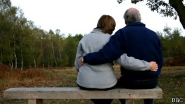 Pareja anciana en un banco