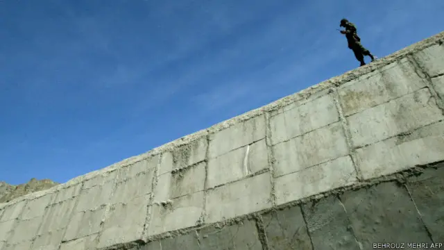 بنت إيران حائطا على حدودها الشرقية مع أفغانستان وباكستان بطول 1700 كيلومتر، من أجل وقف عمليات التهريب.