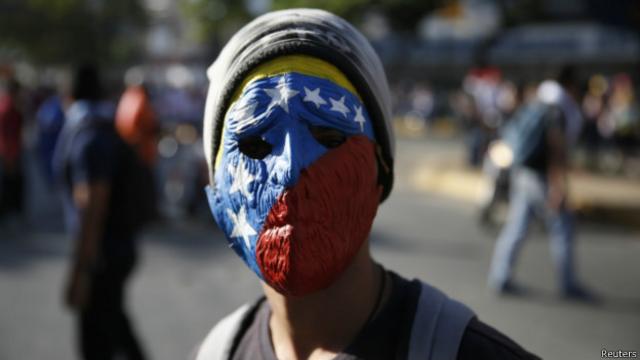 Manifestante em 16 de fevereiro, em Caracas | Foto: Reuters