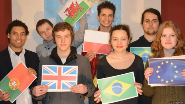 Rafael e Samanta (com bandeira do Brasil) entre os demais participantes do projeto (Divulgação)