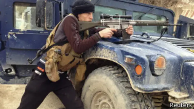 يقاتل الجيش العراقي مسلحين من داعش