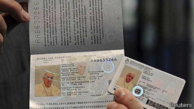 Pasaporte y DNI del Papa