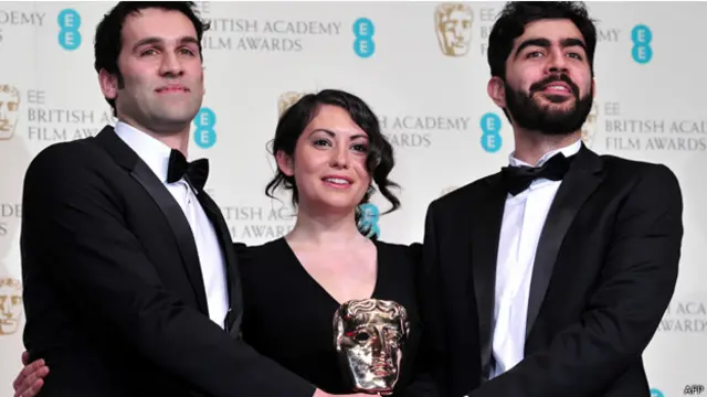 المخرج يوسف الخليفة والكاتبة سارة وولنر والمنتج جيمس ووكر مع جائزة البافتا