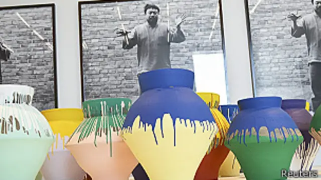 يضم المعرض عددا من الأنية الخزفية التى رسمها أي ويوي