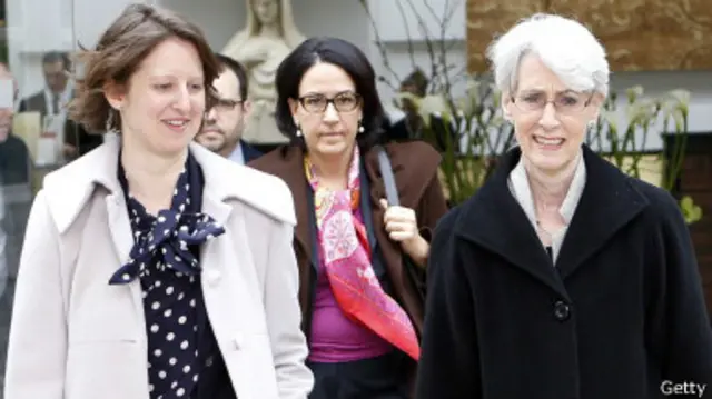 وندی شرمن، مقام آمریکایی در حال ترک هتل خود در وین در آستانه مذاکرات با ایران