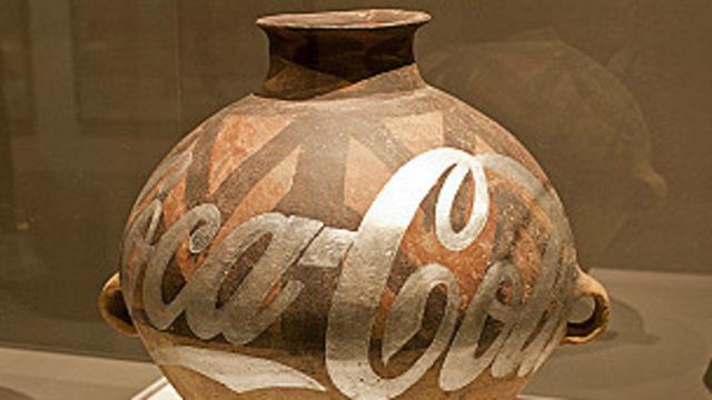 Vasija con logo de Coca-Cola