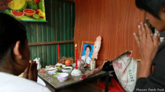 Thân nhân ông Trần Văn Chiến bên di ảnh của ông (ảnh của báo Phnom Penh Post)