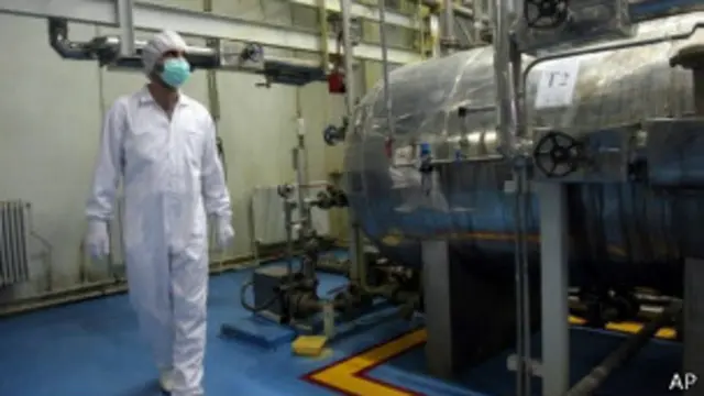 شخص بداخل مفاعل نووي