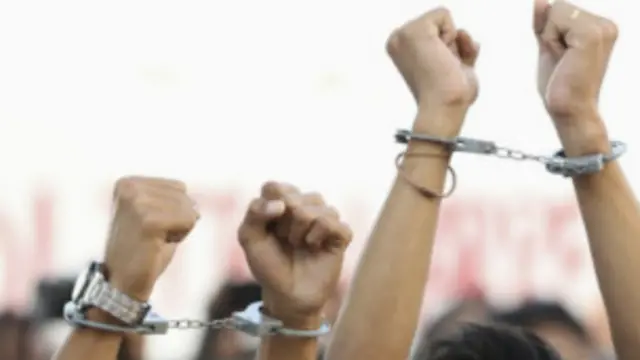 د افغانستان د بهرنیو چارو وزارت ویاند بي بي سي ته ویلي، چې ایراني سفیر له ولسمشر کرزي سره په کتنه کې د ۲۸ ایراني بندیانو د لېږد غوښتنه کړې ده.