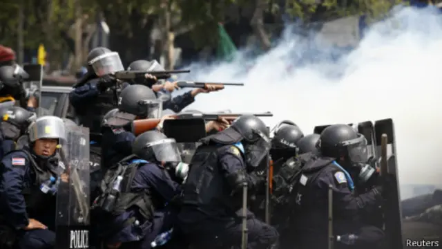 泰国警方与示威者形成对峙。