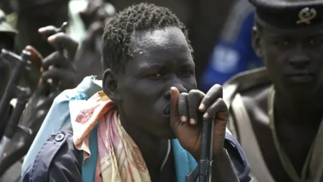 المتمردون يستمعون إلى تعليمات قائدهم في المنطقة التي يسيطرون عليها في ولاية أعالي النيل.