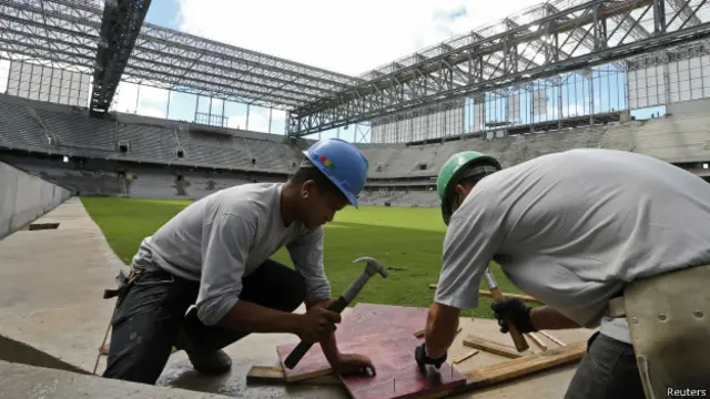 Operários trabalhando em Curitiba / Crédito da foto: Reuters