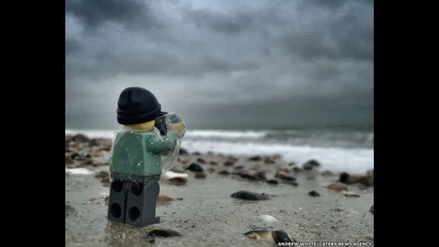Legographer memotret saat mendung. Andrew Whyte/Cater News Agency