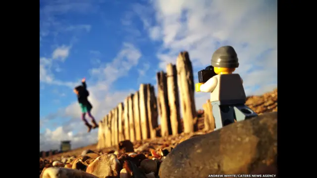 Legographer di Pantai Southsea. Andrew Whyte/Cater News Agency