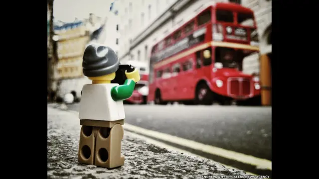 Legographer memotret bus khas London. Andrew Whyte/Cater News Agency