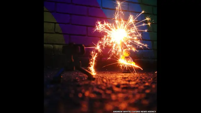 Legographer merayakan malam bonfire. Andrew Whyte/Cater News Agency