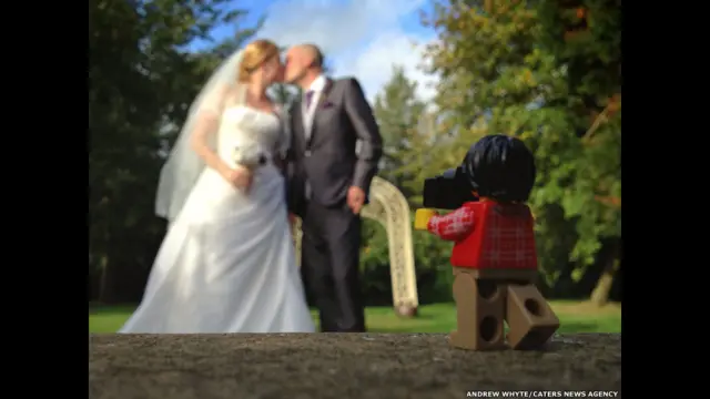 Legographer mengabadikan foto pernikahan. Andrew Whyte/Cater News Agency
