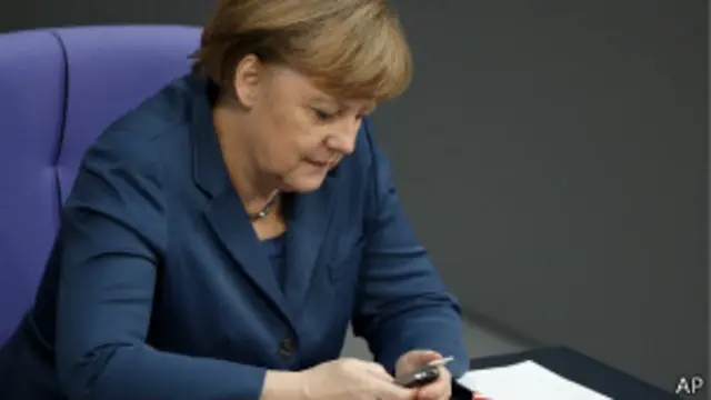 Меркель с телефоном