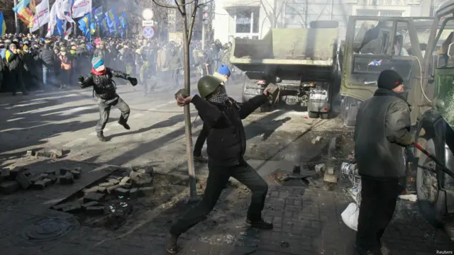 Евромайдан, столкновения возле ВР