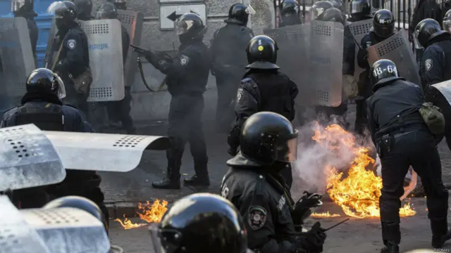 Евромайдан, столкновения возле ВР