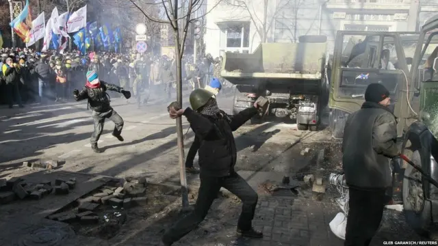 Протестующие бросают камни