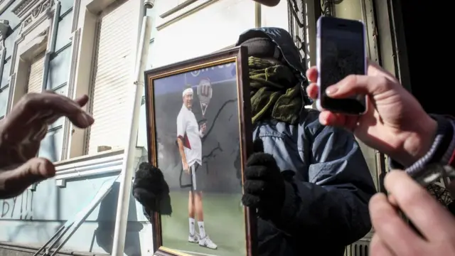 Ликующие демонстранты