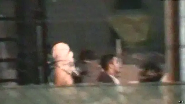 Foto yang diambil dari jauh saat kerusuhan di pusat penahanan Manus tahun lalu.