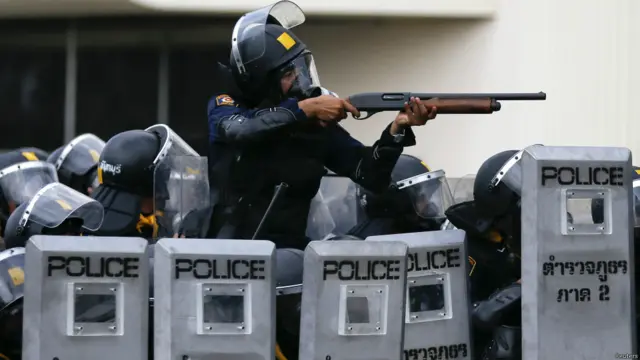 Kepolisian Thailand mengarahkan senjata ke para demonstran. Foto: Damir Sagolj/Reuters