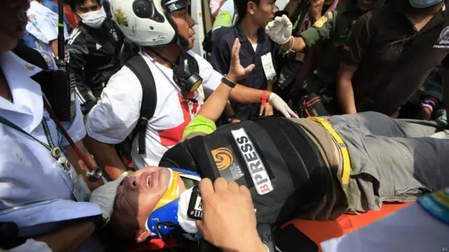 Wartawan asing diselamatkan. Foto: Wason Wanichakorn