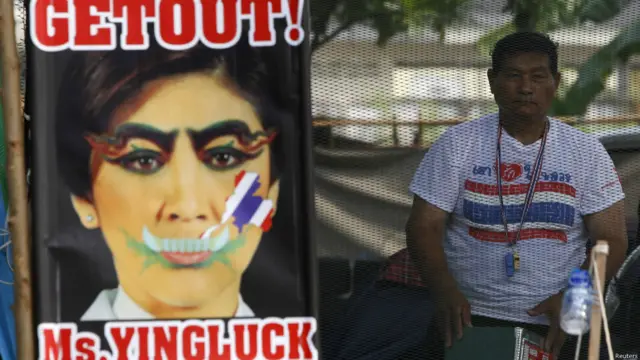 Poster Yingluck Shinawatra. Foto: Chaiwat Subprasom/Reuters