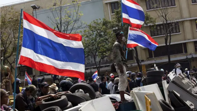 Demonstran berhadapan dengan polisi Thailand. Foto: KC Ortiz/AFP