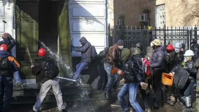 هاجم محتجون مقر حزب الرئيس يانوكوفيتش، واقتحموه لفترة وجيزة قبل أن تطردهم الشرطة