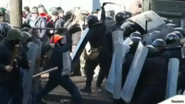 بدأت الاضطرابات في أوكرانيا في نوفمبر/تشرين الثاني بعد تراجع يانوكوفيتش عن اتفاق للشراكة مع الاتحاد الأوروبي