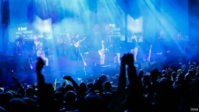 گروه سون اجراهای متعددی در خارج از ایران داشته است