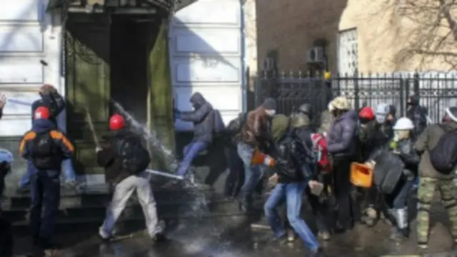 乌克兰基辅示威者和警方发生暴力冲突，至少7人死亡。