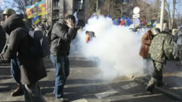 مظاهره چیان د واکمن ګوند پر دفتر هم ورغلل خو پولیس یې په ربړي ګولیو او لاسي بمونو چې لوګی خپروي مخه ونیوله.