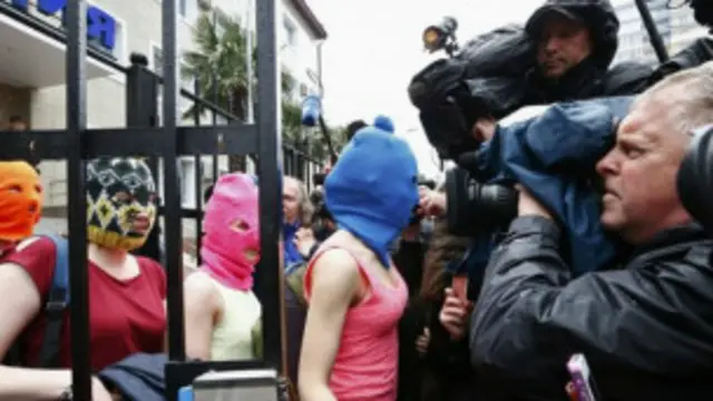 “暴动小猫”成员从警察局中出来