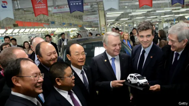 根据该协议，法国政府和东风汽车公司预计各出8亿欧元（约合11亿美元），购入标致公司14 ％的股权。