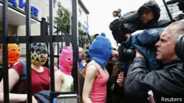 الإفراج عن عضوتين من فرقة بوسي رايوت