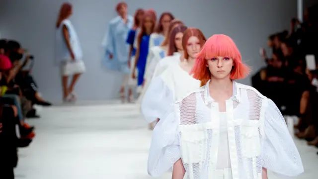 Desfile de Xiao Li Front Row. Foto: Emma Lynch/BBC