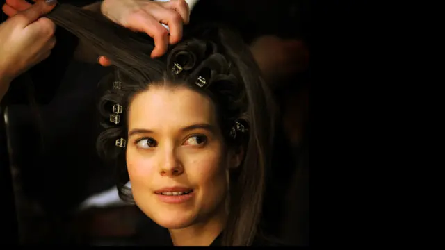 Modelo antes del desfile. Foto: Emma Lynch/BBC