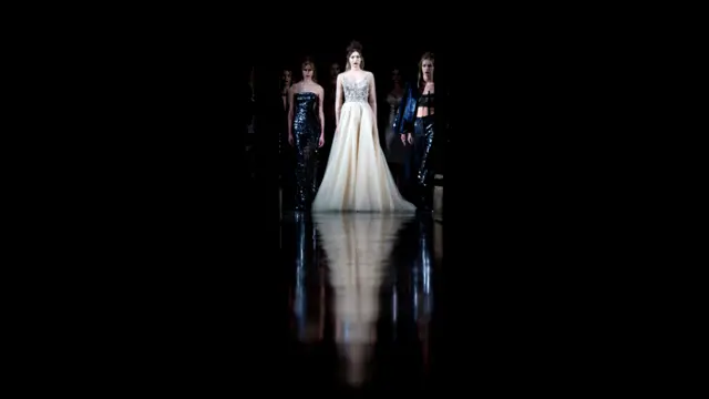 Desfile de Zeynep Kartal. Foto: Emma Lynch/BBC
