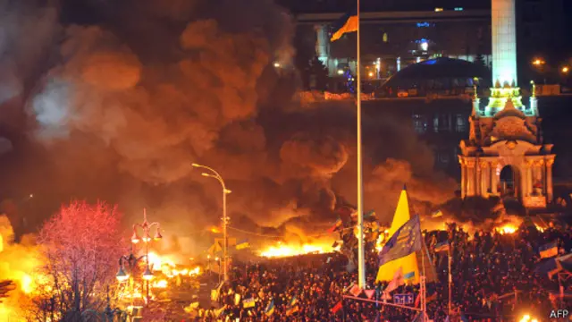 乌克兰警方周二晚上冲击首都基辅市中心反政府示威者占据数月的营地。