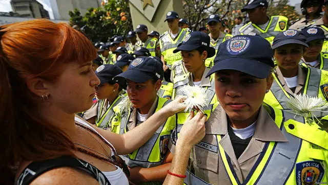 Manifestantes reparten flores