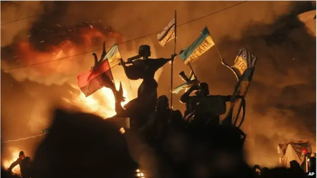 Api membakar lapangan, termasuk di sekitar patung pendiri Ukraina. 