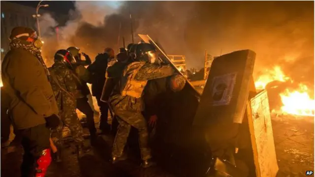 Demonstran bersikeras tidak ingin menuntaskan aksi mereka. 