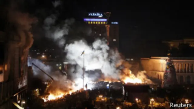 جھڑپوں میں سات پولیس اہلکاروں اور ایک صحافی سمیت 18 افراد ہلاک ہو چکے ہیں