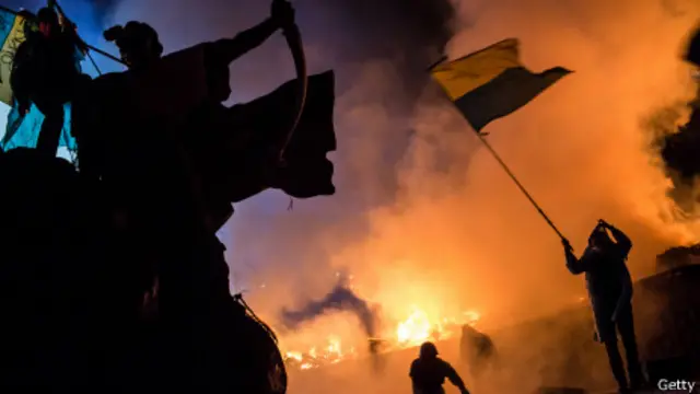 معترضان با بمبهای آتشزا و وسایل آتش بازی به پلیس حمله کردند